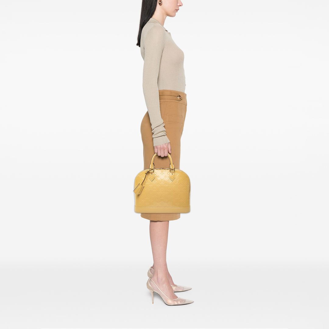 Louis Vuitton Alma PM Cuir verni Monogram Beige – vue 6 – GABY PARIS