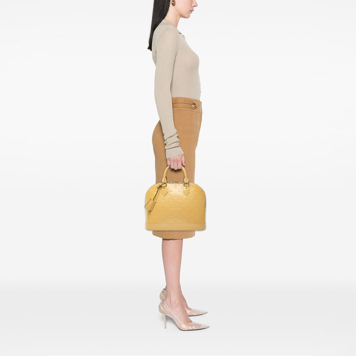 Louis Vuitton Alma PM Cuir verni Monogram Beige – vue 6 – GABY PARIS