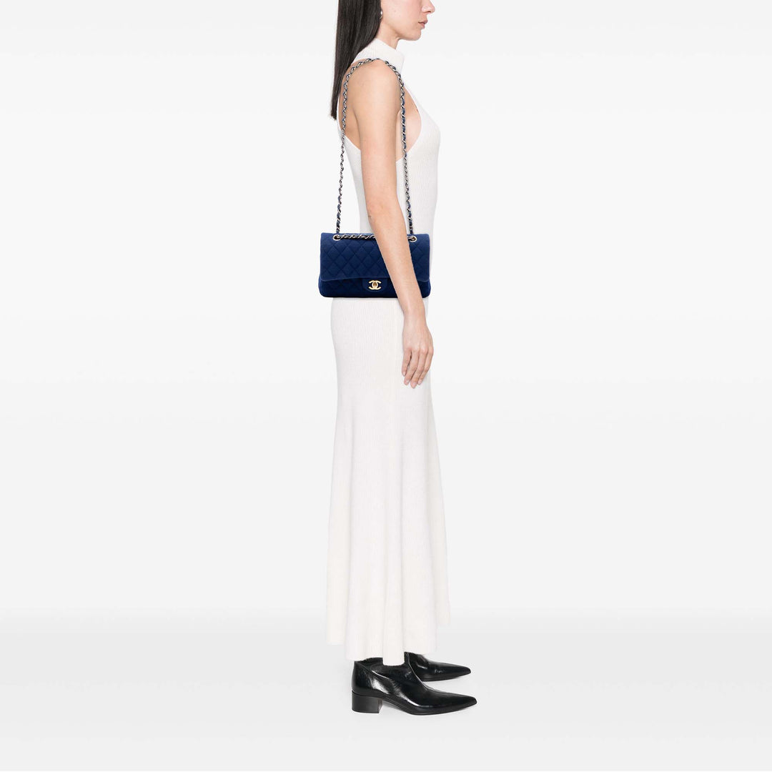 Chanel Sac porté épaule Classic Jersey Double rabat Moyen Bleu – vue 6 – GABY PARIS