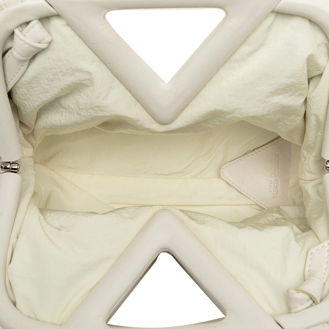 Bottega Veneta Sac à main Knit The Point Triangle Petit Cuir d'agneau Blanc – vue 4 – GABY PARIS