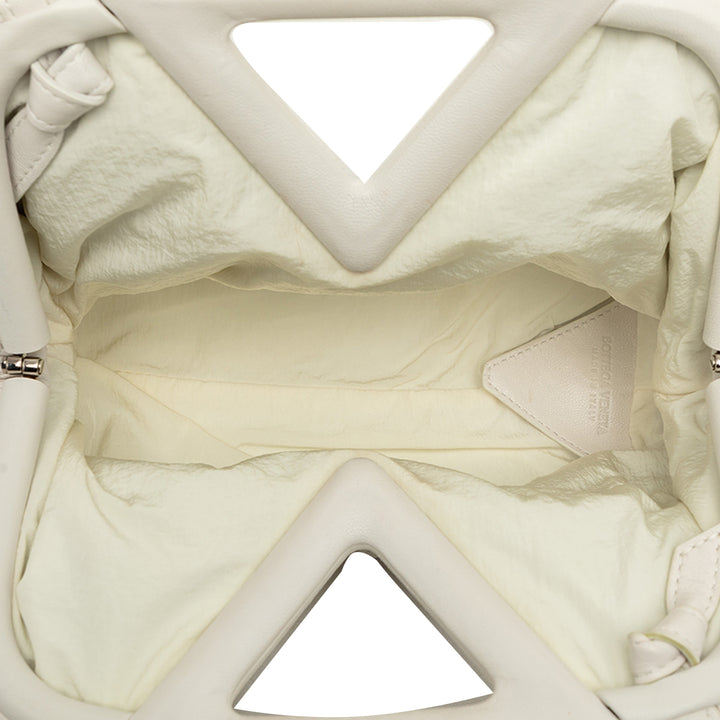 Bottega Veneta Sac à main Knit The Point Triangle Petit Cuir d'agneau Blanc – vue 4 – GABY PARIS