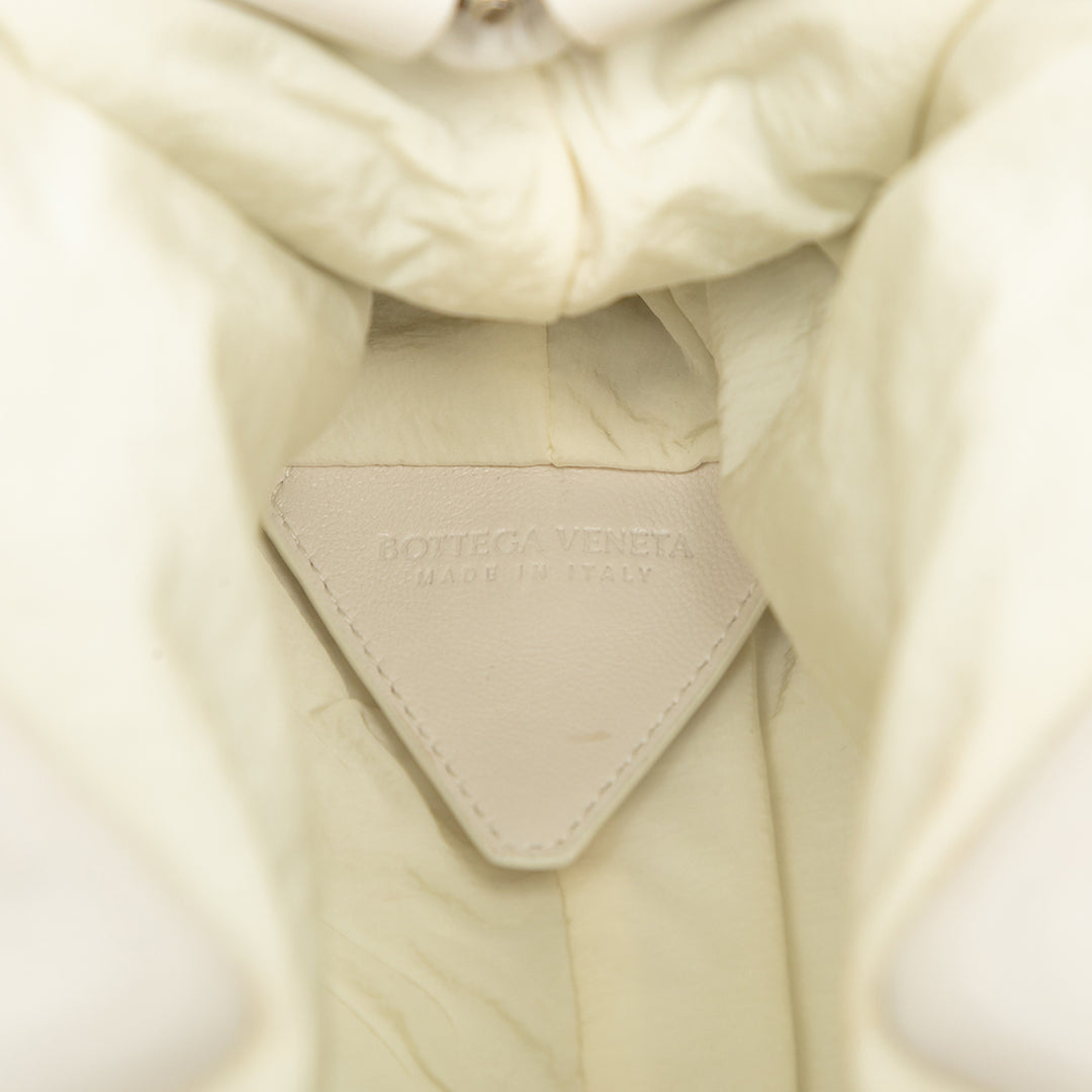 Bottega Veneta Sac à main Knit The Point Triangle Petit Cuir d'agneau Blanc – vue 5 – GABY PARIS