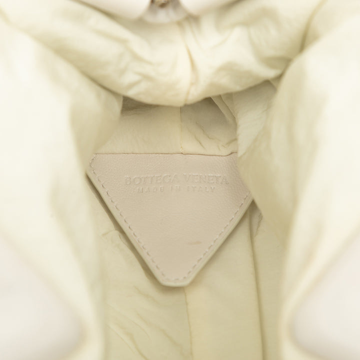Bottega Veneta Sac à main Knit The Point Triangle Petit Cuir d'agneau Blanc – vue 5 – GABY PARIS