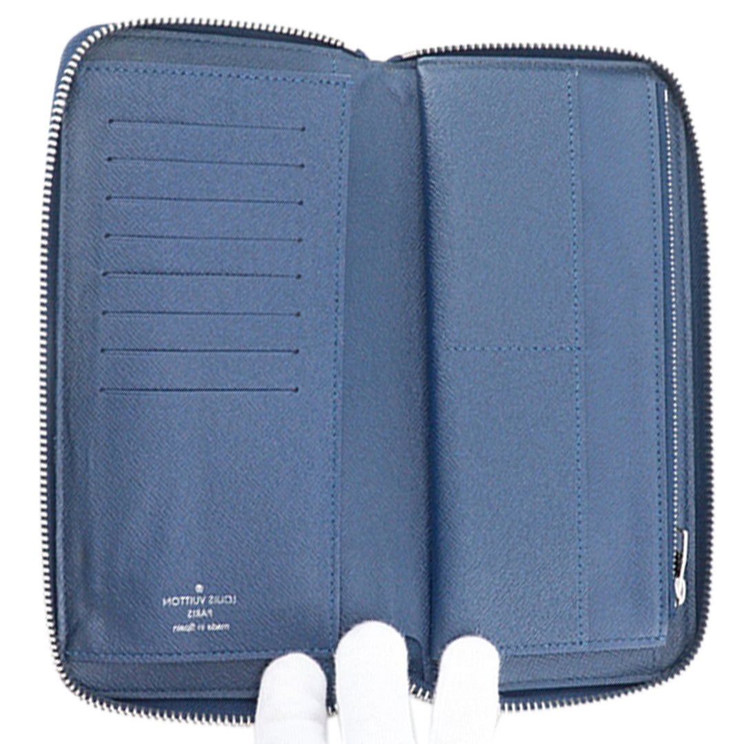 Louis Vuitton Taiga Zippy Vertical Portefeuille long