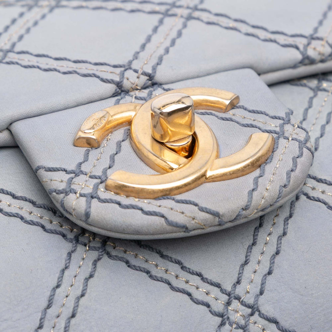 Chanel Jumbo Quilted Cuir de veau Triple Stitched Flap Gris