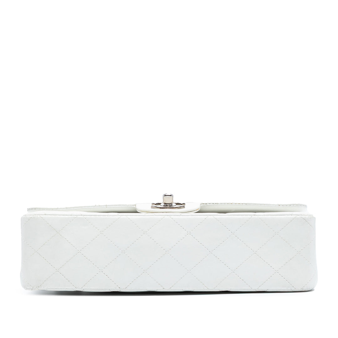 Chanel Medium Classic Cuir d’agneau Double rabat Blanc – GABY PARIS Authentique