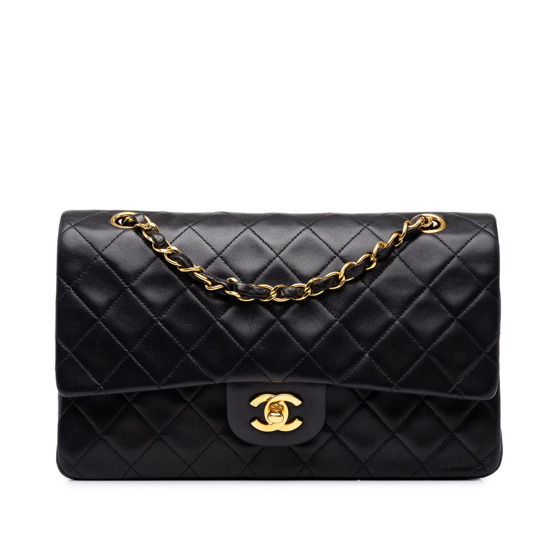 Chanel Sac porté épaule Classic Double rabat Moyen Cuir d'agneau Noir – vue principale – GABY PARIS