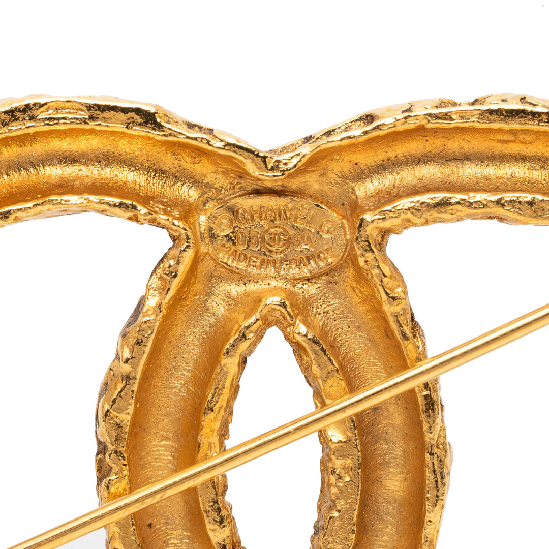 Chanel CC plaqué Baroque embossé Broche Métal