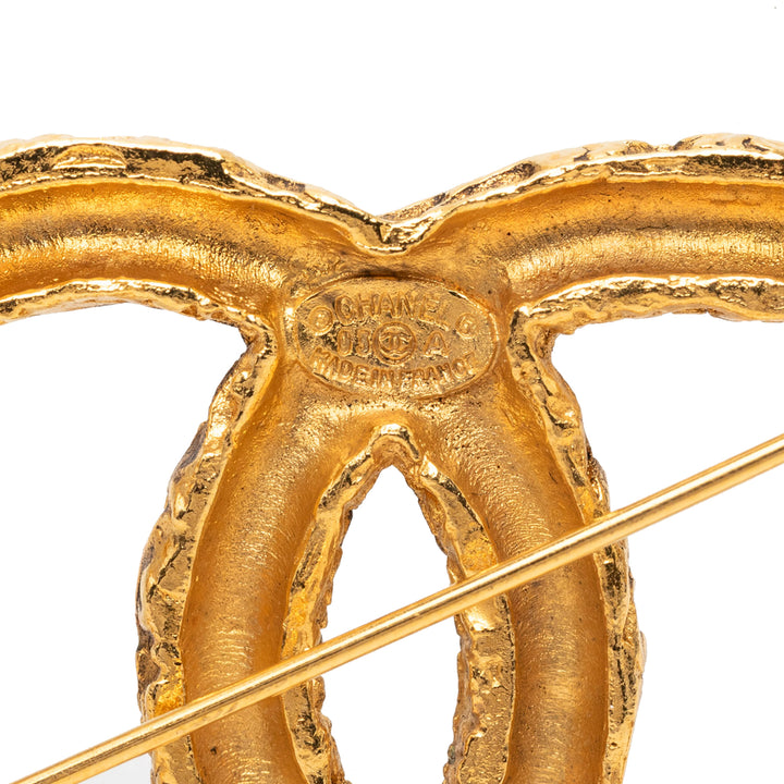 Chanel CC plaqué Baroque embossé Broche Métal