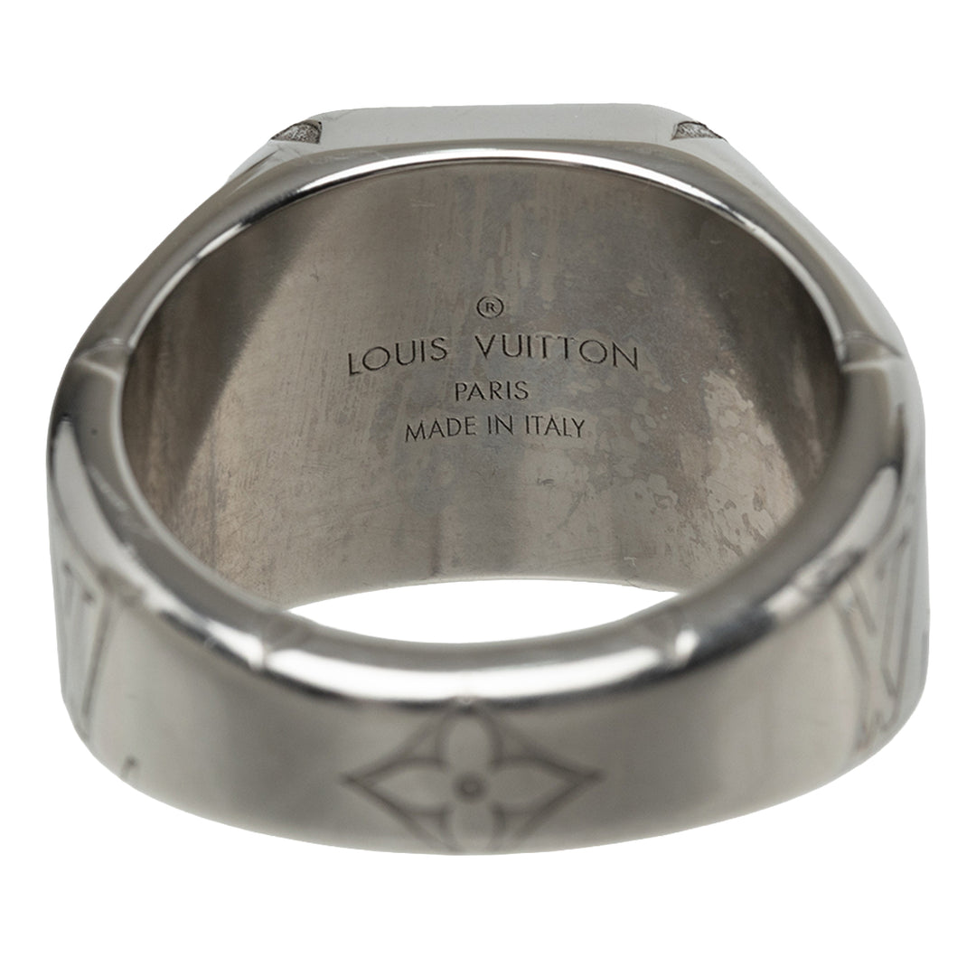 Louis Vuitton Brass Signet Bague Monogram Argenté – vue 4 – GABY PARIS