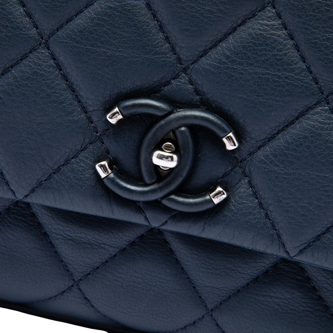 Chanel Matelassé Cuir de veau Frame in Chain à rabat