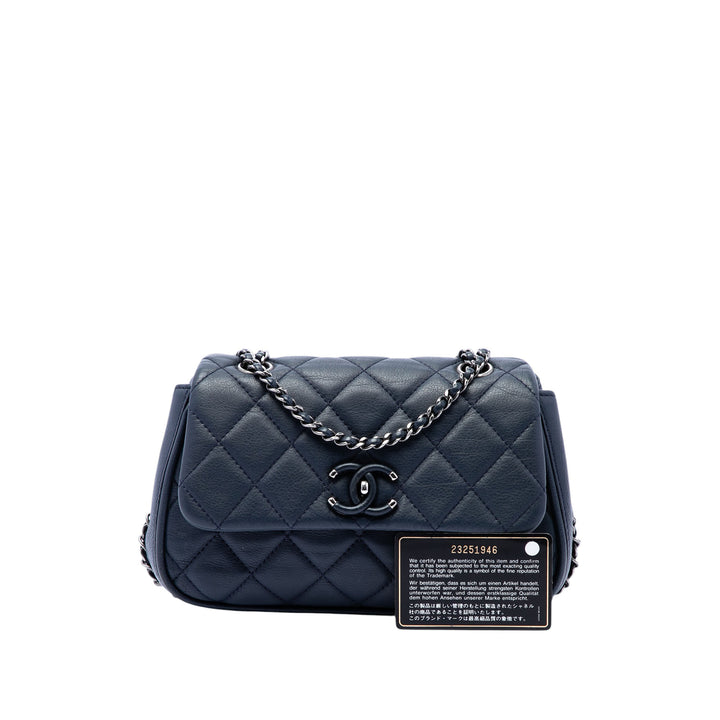 Chanel Matelassé Cuir de veau Frame in Chain à rabat