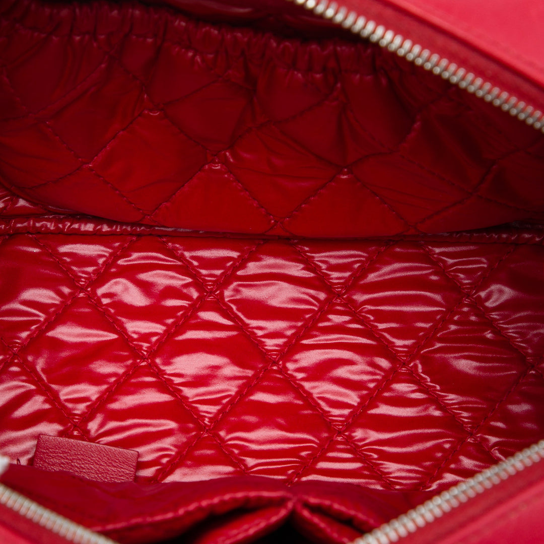 Chanel Medium Matelassé Cuir d'agneau Curvy Cosmetic Pochette