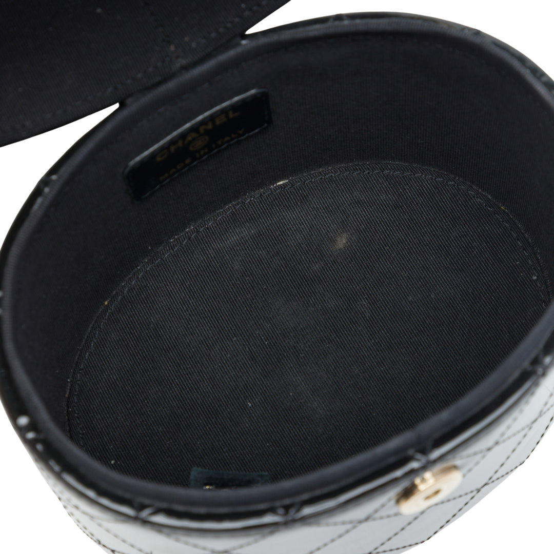 Chanel CC Matelassé Rond Vanity Pochette avec chaîne Noir – vue 4 – GABY PARIS