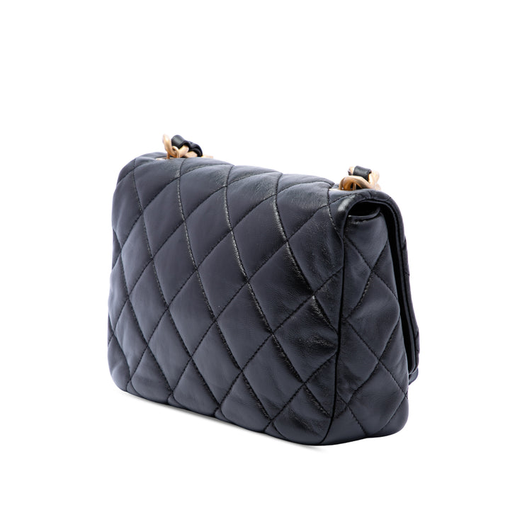 Matelassé Lacquered Chaîne à rabat Petit Cuir d'agneau Noir