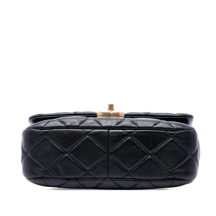 Matelassé Lacquered Chaîne à rabat Petit Cuir d'agneau Noir