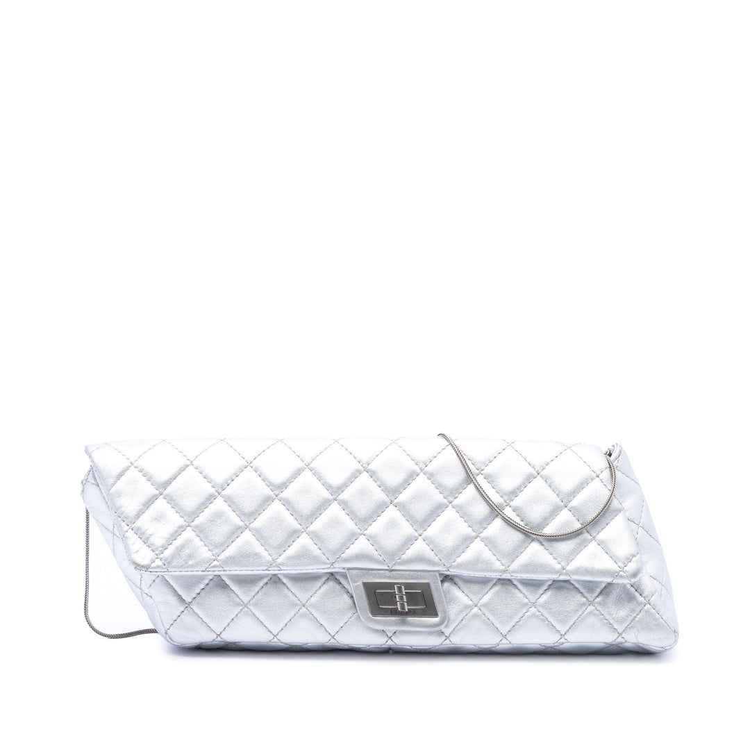 Chanel Matelassé Métallisé Reissue 2.55 Pochette avec chaîne Cuir d'agneau Argenté – vue principale – GABY PARIS
