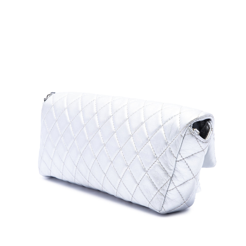 Chanel Matelassé Métallisé Reissue 2.55 Pochette avec chaîne Cuir d'agneau Argenté – vue 2 – GABY PARIS