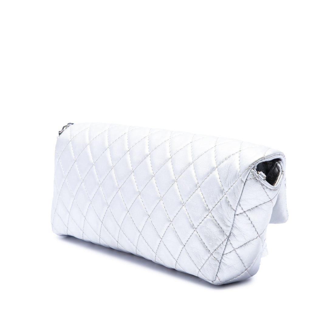 Chanel Matelassé Métallisé Reissue 2.55 Pochette avec chaîne Cuir d'agneau Argenté – vue 2 – GABY PARIS