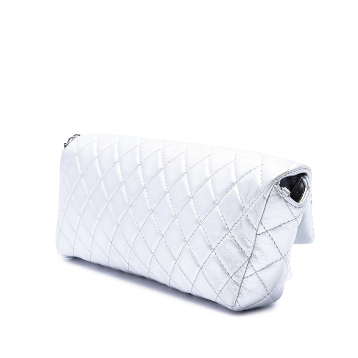Chanel Matelassé Métallisé Reissue 2.55 Pochette avec chaîne Cuir d'agneau Argenté – vue 2 – GABY PARIS