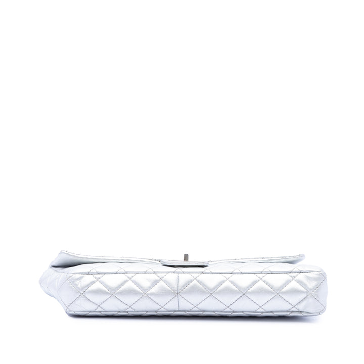 Chanel Matelassé Métallisé Reissue 2.55 Pochette avec chaîne Cuir d'agneau Argenté – vue 3 – GABY PARIS
