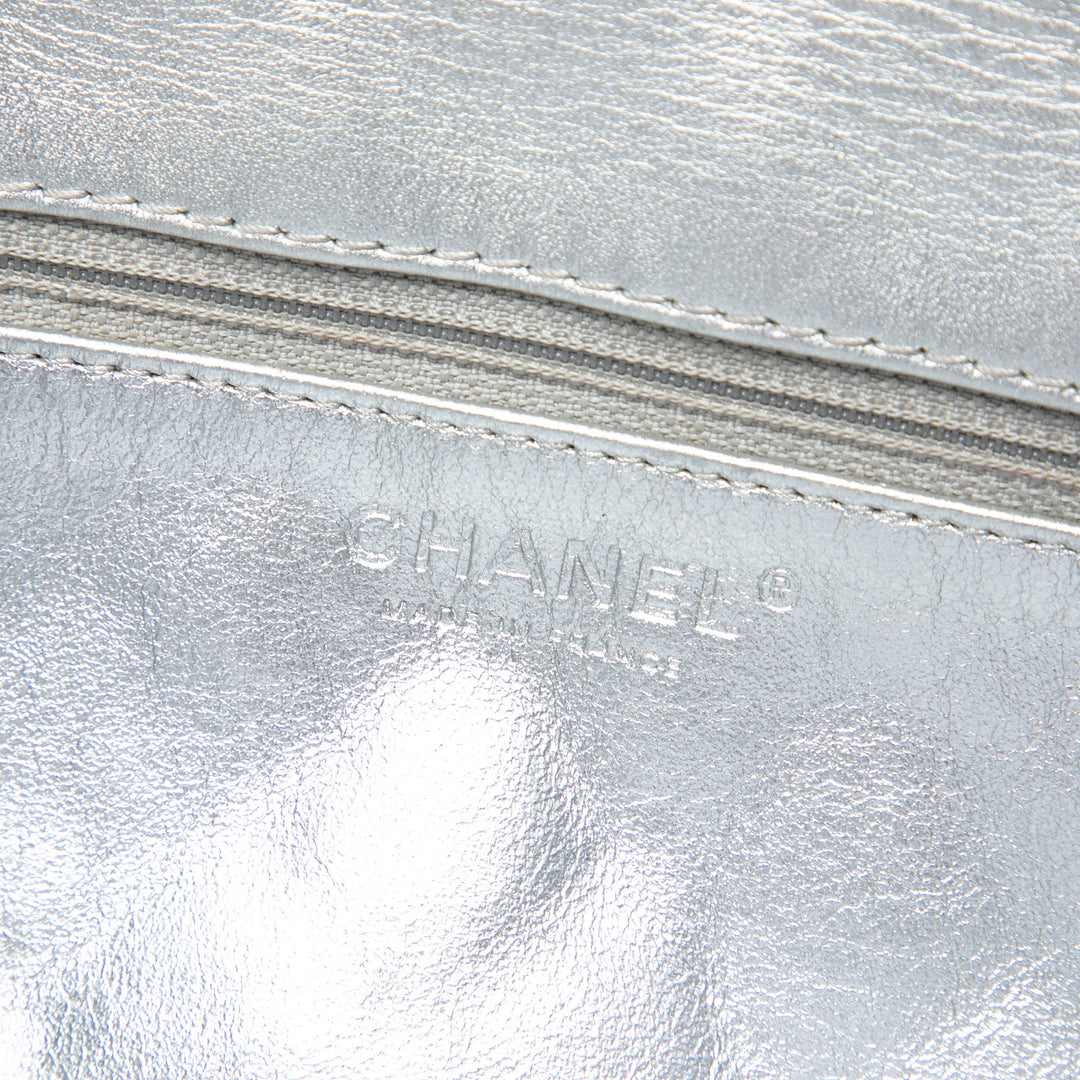 Chanel Matelassé Métallisé Reissue 2.55 Pochette avec chaîne Cuir d'agneau Argenté – vue 5 – GABY PARIS