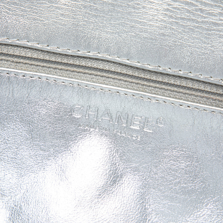 Chanel Matelassé Métallisé Reissue 2.55 Pochette avec chaîne Cuir d'agneau Argenté – vue 5 – GABY PARIS