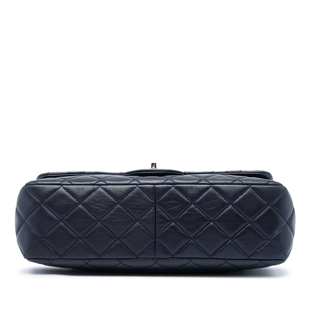 Chanel Sac porté épaule Classic Rabat simple Jumbo Cuir d'agneau Bleu – vue 3 – GABY PARIS