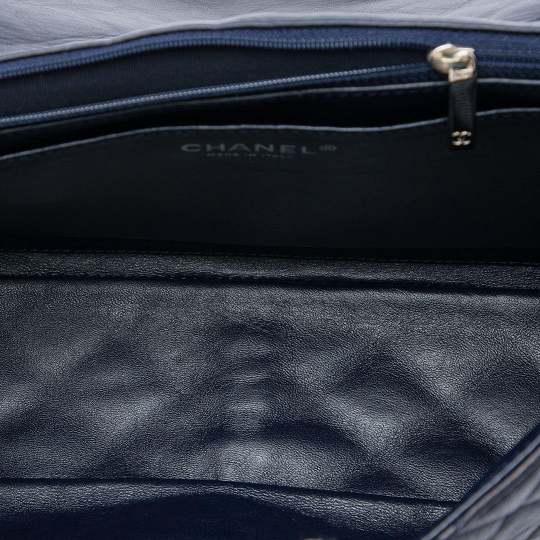 Chanel Sac porté épaule Classic Rabat simple Jumbo Cuir d'agneau Bleu – vue 4 – GABY PARIS