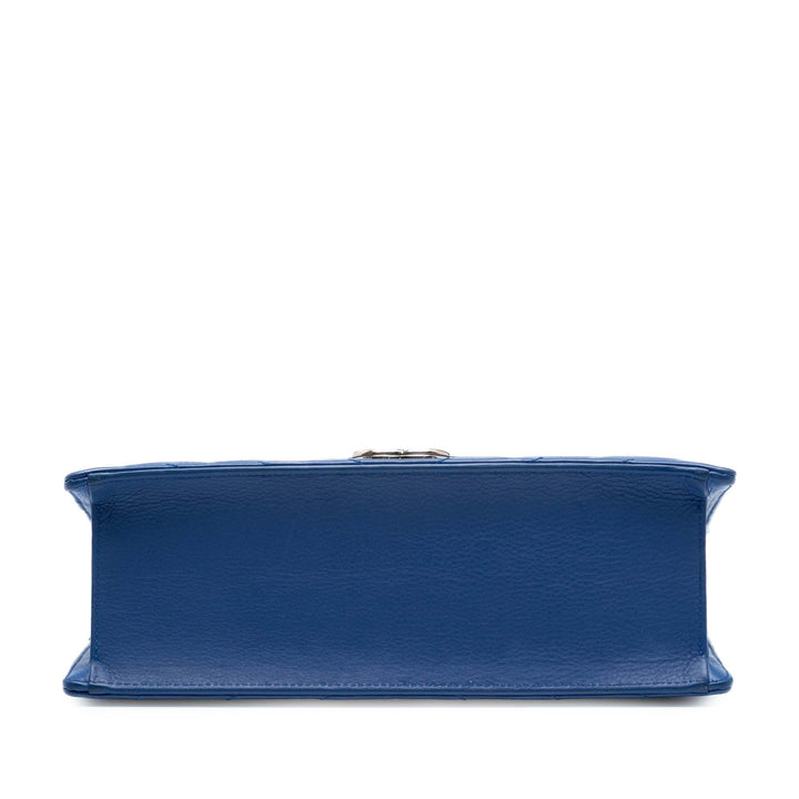 Chanel Medium CC Chevron Cuir de veau Envelope Flap Bleu – GABY PARIS Authentique