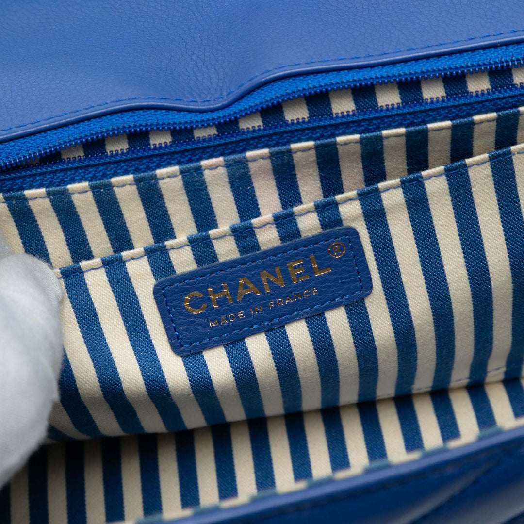 Chanel Medium CC Chevron Cuir de veau Envelope Flap Bleu – GABY PARIS Authentique