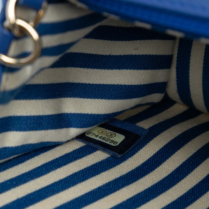 Chanel Medium CC Chevron Cuir de veau Envelope Flap Bleu – GABY PARIS Authentique