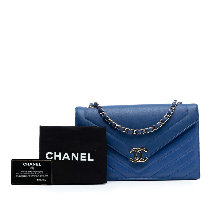 Chanel Medium CC Chevron Cuir de veau Envelope Flap Bleu – GABY PARIS Authentique