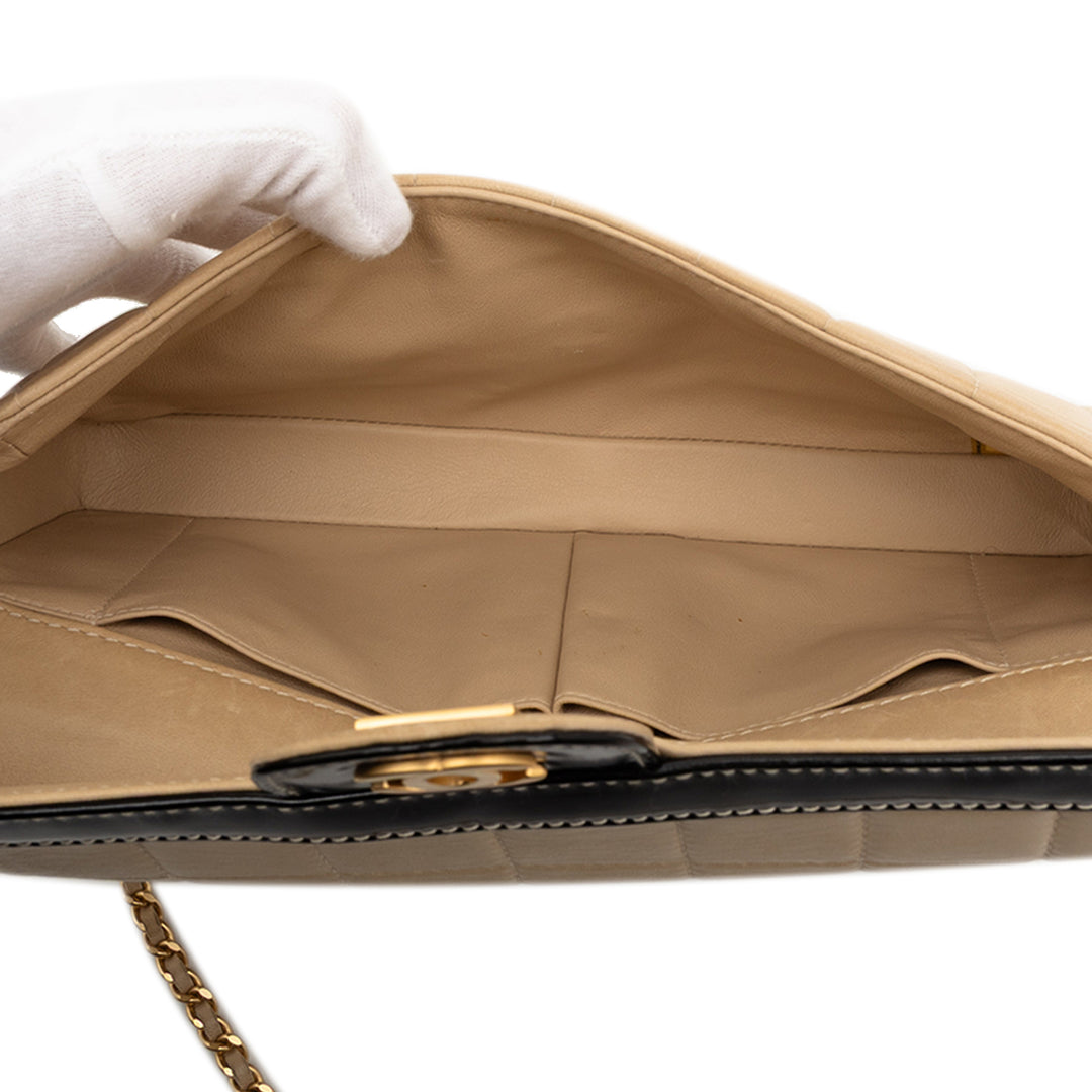 Chanel CC Chocolate Bar Cuir d’agneau et Cuir verni East West à rabat