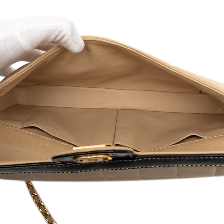 Chanel CC Chocolate Bar Cuir d’agneau et Cuir verni East West à rabat