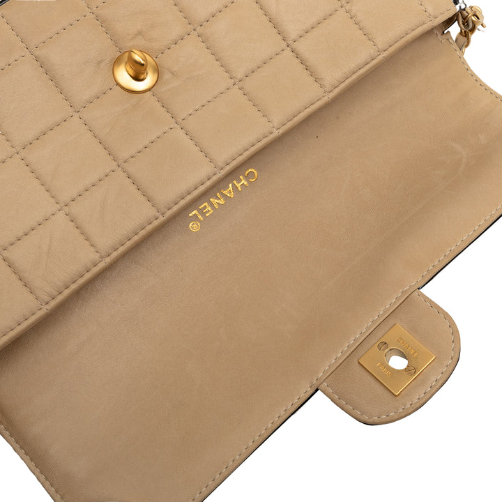 Chanel CC Chocolate Bar Cuir d’agneau et Cuir verni East West à rabat