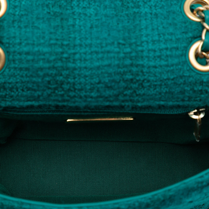 Chanel Small Laine Tweed Giant Logo à rabat – GABY PARIS Authentique