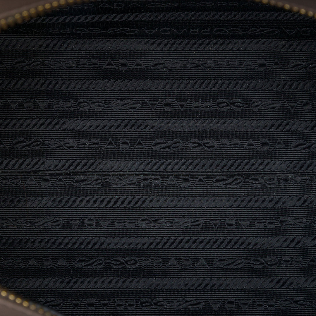 Prada Sac à main Bicolore Souple Veau à finitions Saffiano Marron – vue 4 – GABY PARIS