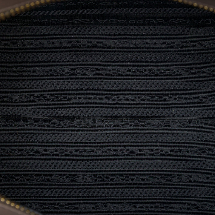 Prada Sac à main Bicolore Souple Veau à finitions Saffiano Marron – vue 4 – GABY PARIS