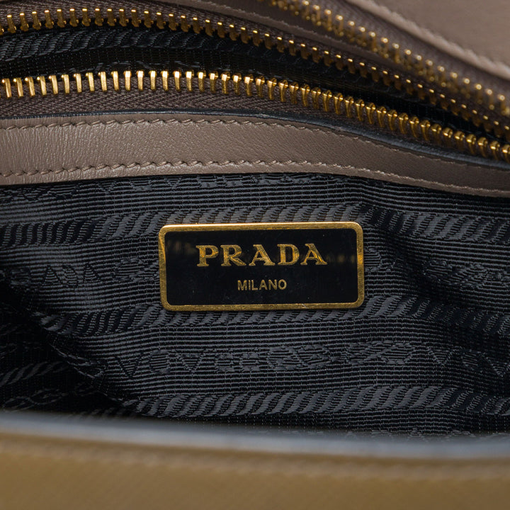 Prada Sac à main Bicolore Souple Veau à finitions Saffiano Marron – vue 5 – GABY PARIS