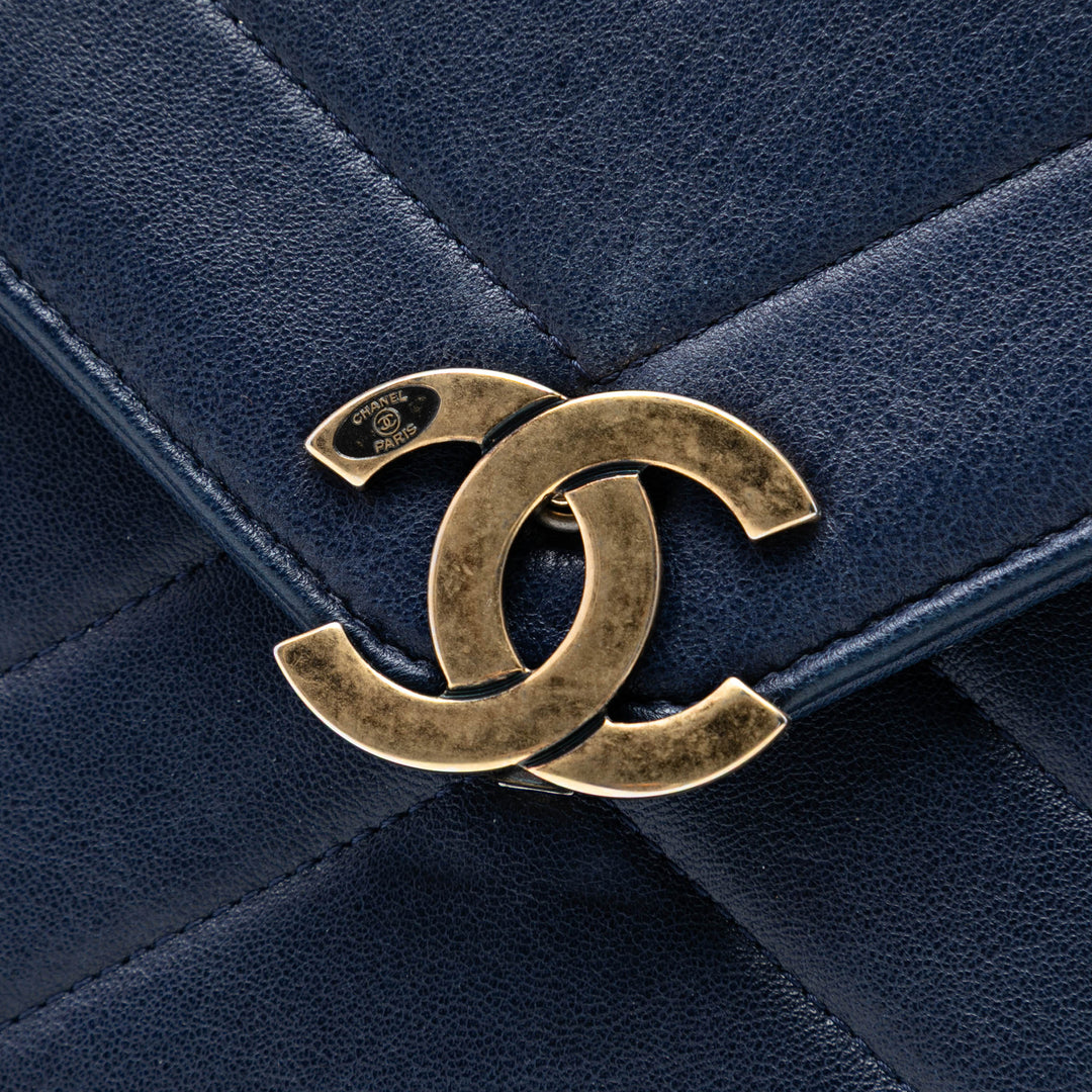Chanel Medium Chevron Cuir de veau Coco Envelope à rabat