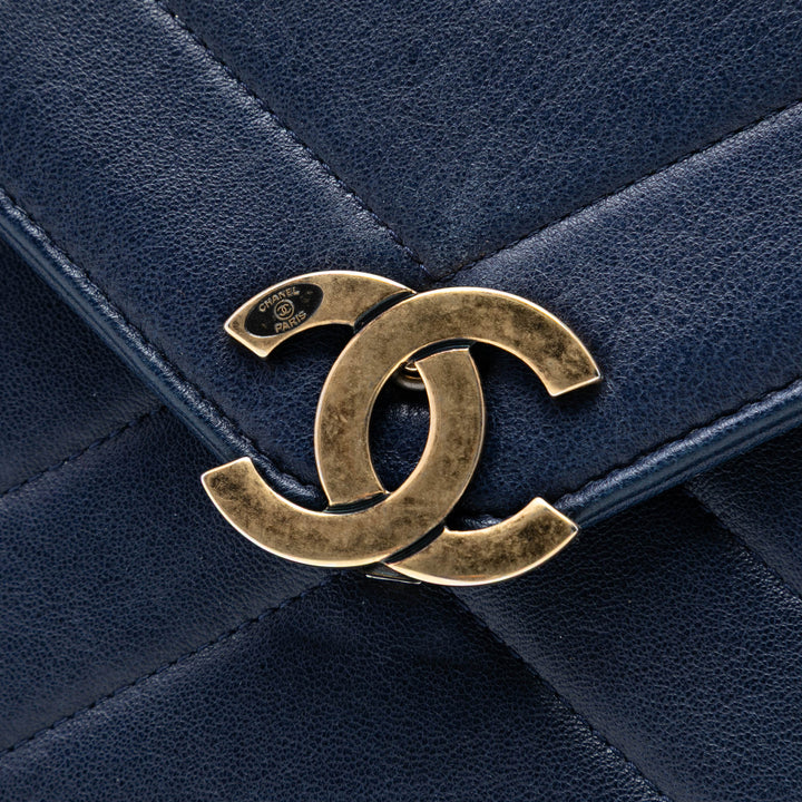 Chanel Medium Chevron Cuir de veau Coco Envelope à rabat