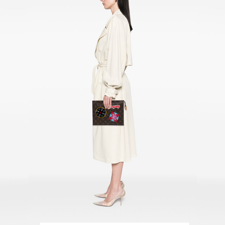 Louis Vuitton Édition limitée Patches et Travel Stickers Toiletry 26 Pochette Monogram Marron – vue 6 – GABY PARIS