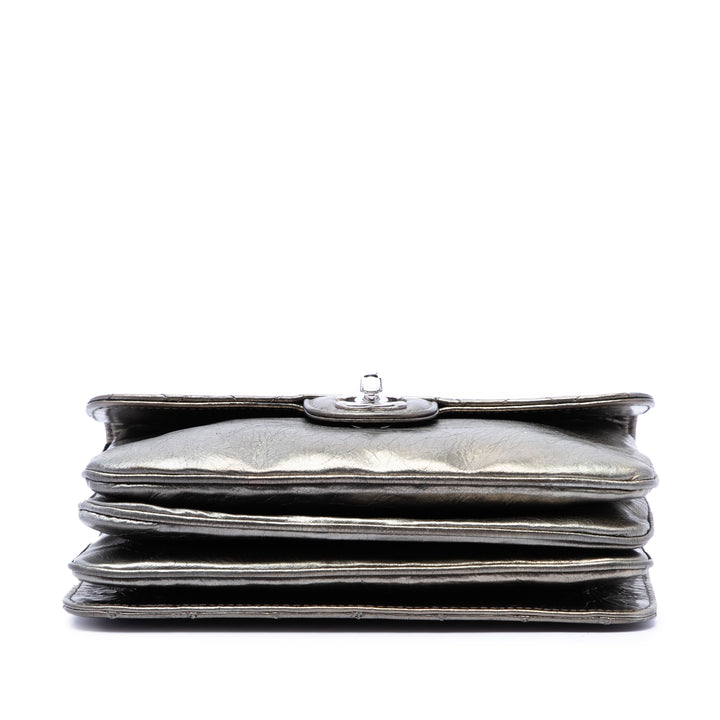 Chanel Medium Metallic Crackled Cuir de veau Clams Pocket à rabat