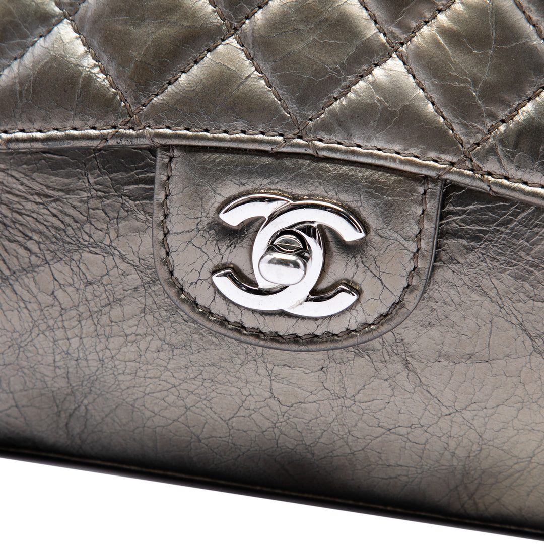 Chanel Medium Metallic Crackled Cuir de veau Clams Pocket à rabat