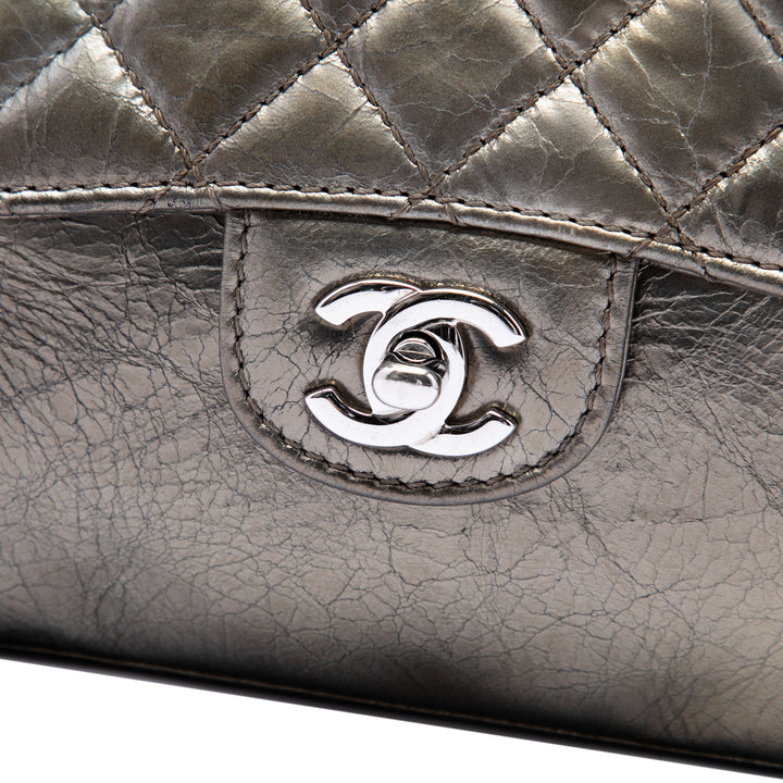 Chanel Medium Metallic Crackled Cuir de veau Clams Pocket à rabat
