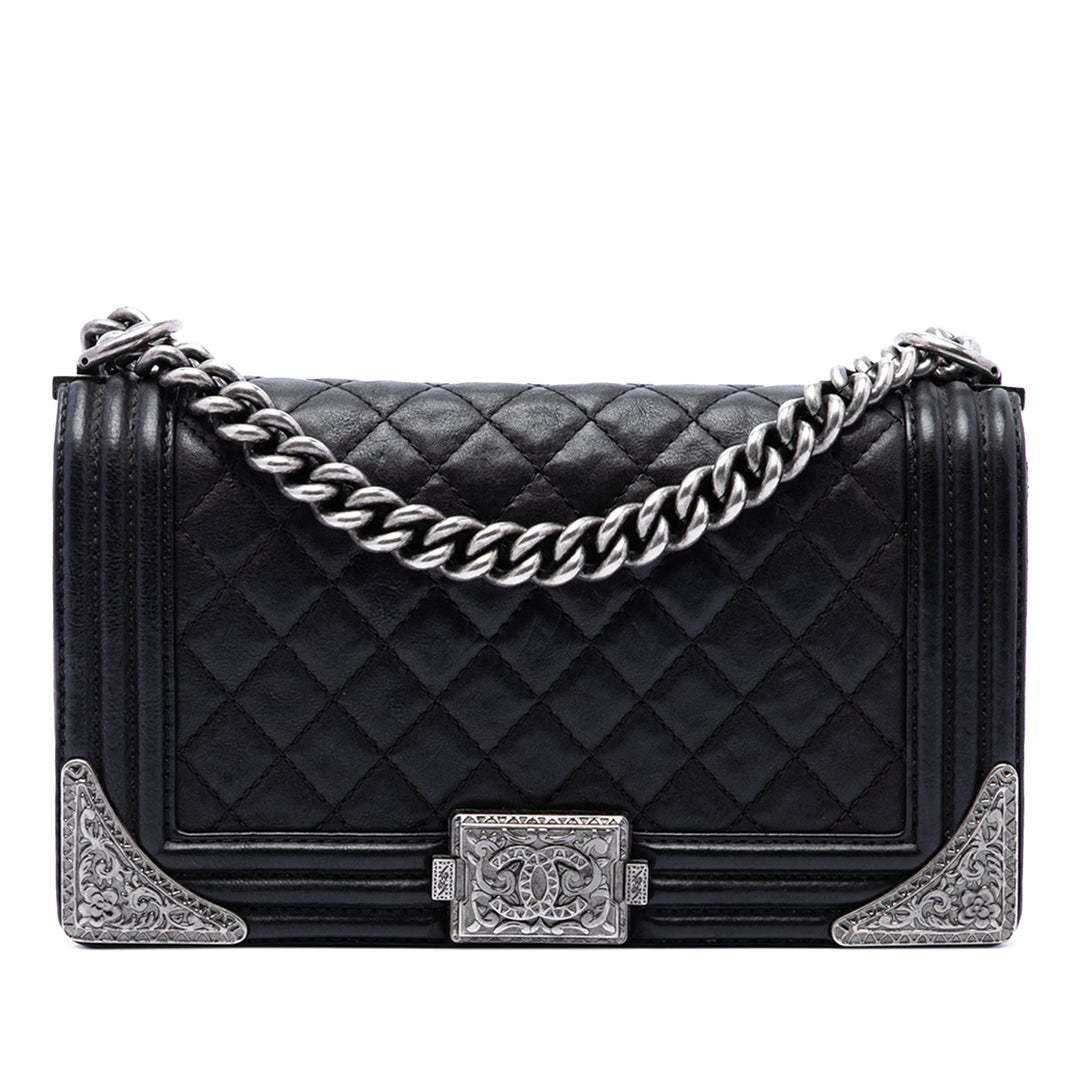 Chanel Paris Dallas Matelassé Cowboy Boy à rabat Moyen Cuir de veau Noir – vue principale – GABY PARIS