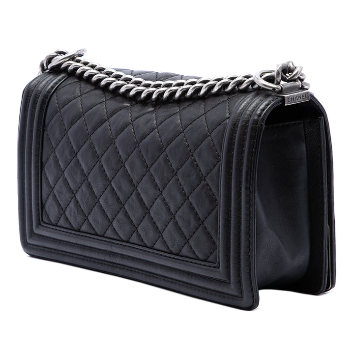 Chanel Paris Dallas Matelassé Cowboy Boy à rabat Moyen Cuir de veau Noir – vue 2 – GABY PARIS