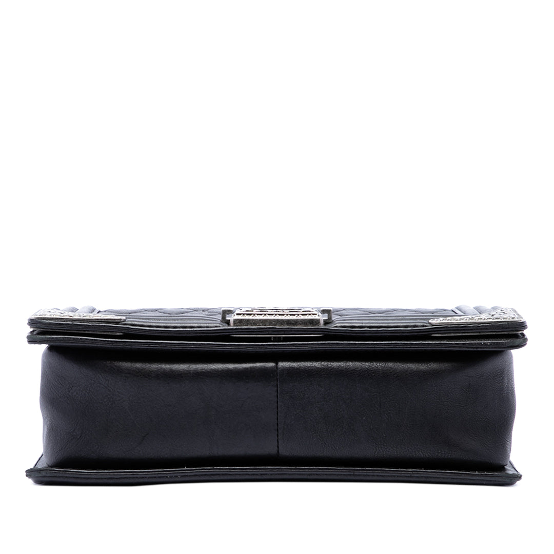 Chanel Paris Dallas Matelassé Cowboy Boy à rabat Moyen Cuir de veau Noir – vue 3 – GABY PARIS