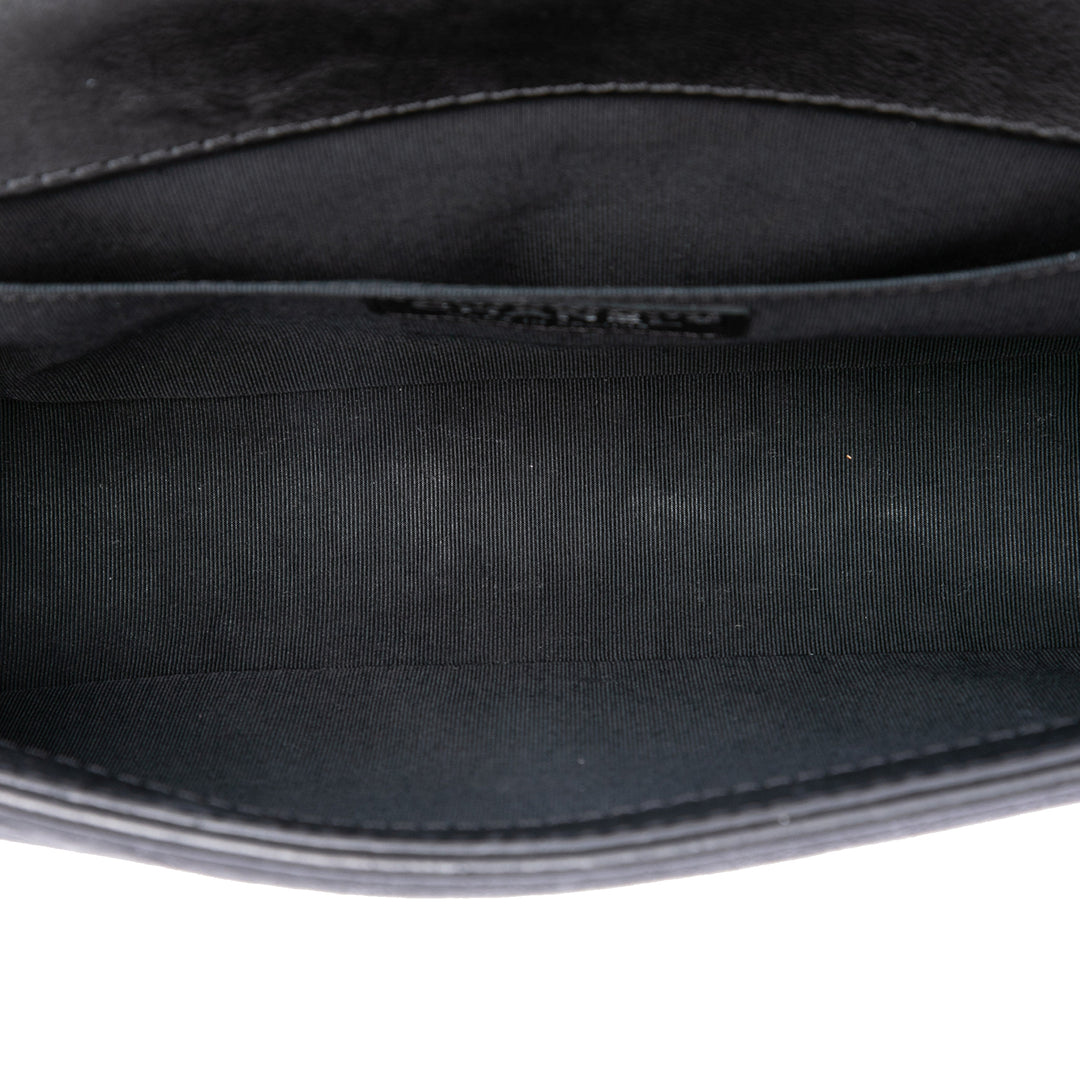 Chanel Paris Dallas Matelassé Cowboy Boy à rabat Moyen Cuir de veau Noir – vue 4 – GABY PARIS